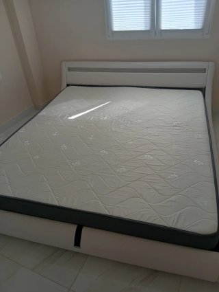 Cama con cabecero LED y colchón