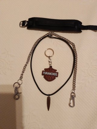 Pulsera de cuero con cadena y llavero