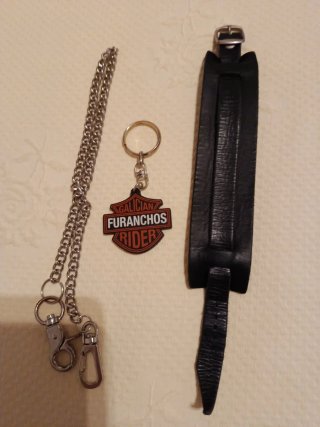 Pulsera de cuero con cadena y llavero