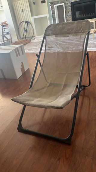 Tumbona plegable beige y negra