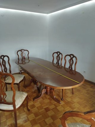 Mesa de comedor y 6 sillas de madera
