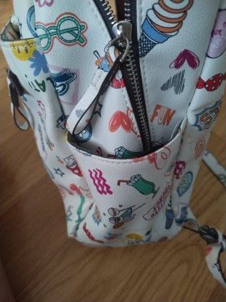 Mochila blanca con estampado divertido