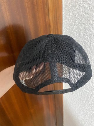 Gorra negra con logo de toro