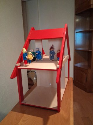 Casa de muñecas de madera roja