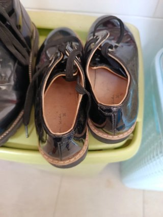 Botas y zapatos charol niña negros