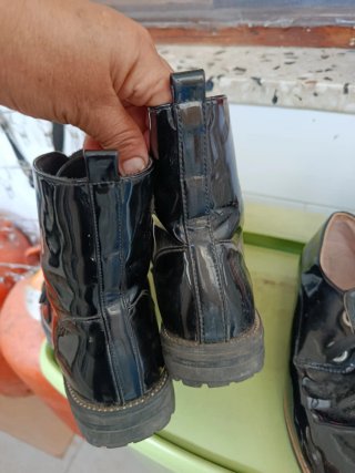 Botas y zapatos charol niña negros