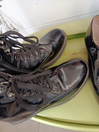 Botas y zapatos charol niña negros