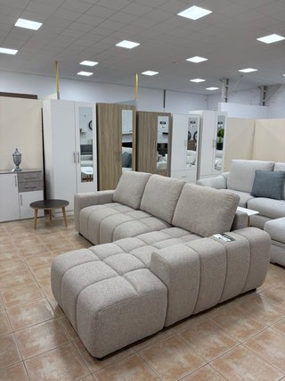 Sofá beige chaiselongue  |  Cama + Arcón