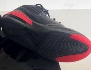 Zapatillas Jordan Negras y Rojas