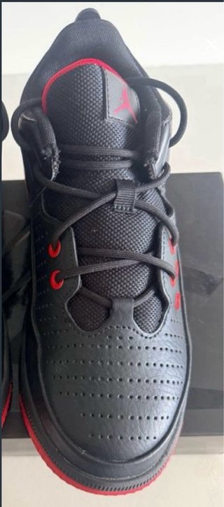 Zapatillas Jordan Negras y Rojas