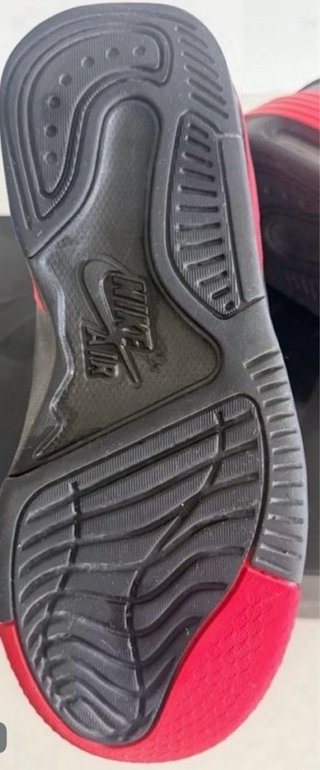 Zapatillas Jordan Negras y Rojas