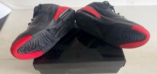 Zapatillas Jordan Negras y Rojas