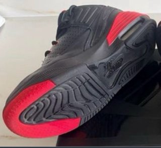 Zapatillas Jordan Negras y Rojas