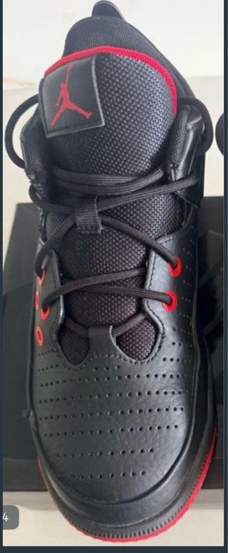 Zapatillas Jordan Negras y Rojas
