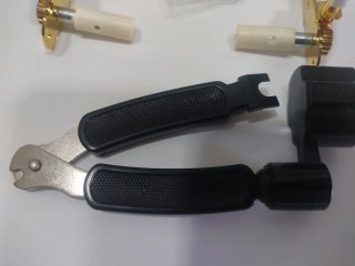 Clavijeros dorados para guitarra y alicates