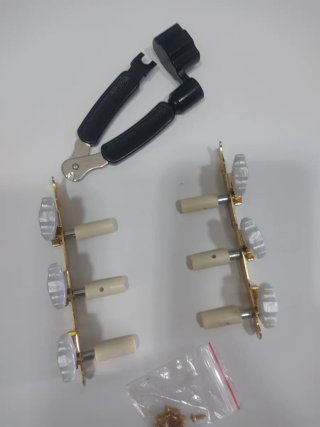 Clavijeros dorados para guitarra y alicates