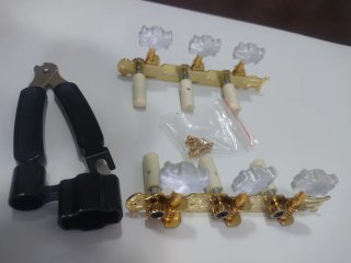 Clavijeros dorados para guitarra y alicates