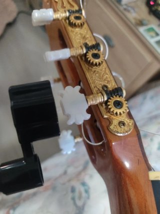 Clavijeros dorados para guitarra y alicates
