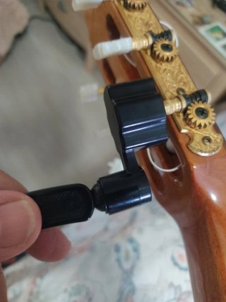 Clavijeros dorados para guitarra y alicates