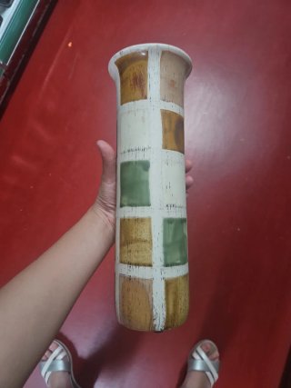 Jarrón de cerámica beige y verde