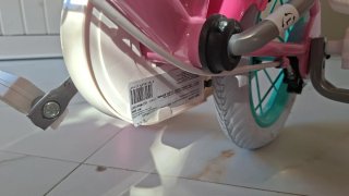 Bicicleta infantil rosa con cesta