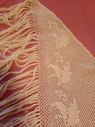 Chal de ganchillo beige con cenefa de flores