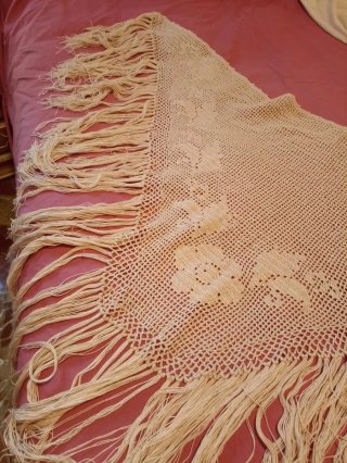 Chal de ganchillo beige con cenefa de flores