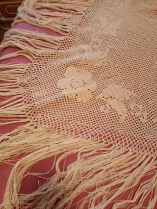 Chal de ganchillo beige con cenefa de flores