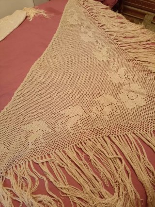 Chal de ganchillo beige con cenefa de flores