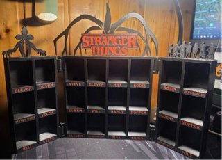 Expositor Stranger Things Huevos Kinder