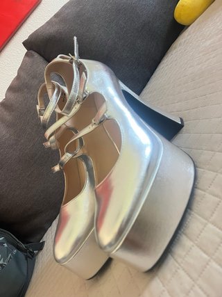 Zapatos de tacón plateados para fiesta