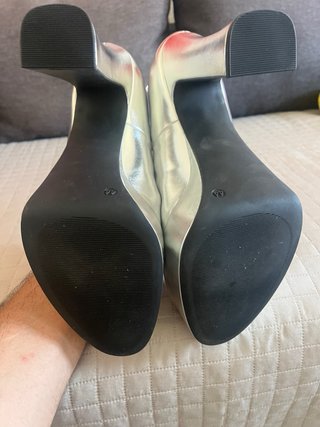 Zapatos de tacón plateados para fiesta