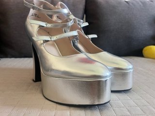 Zapatos de tacón plateados para fiesta
