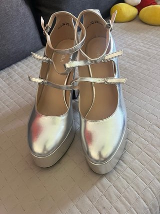 Zapatos de tacón plateados para fiesta