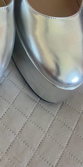 Zapatos de tacón plateados para fiesta