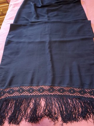 Chal rectangular azul marino con flecos