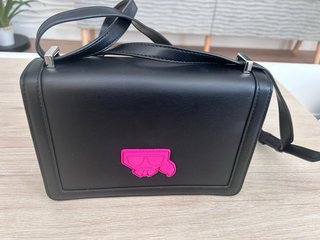 Bolso Karl Lagerfeld negro y rosa fucsia