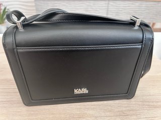 Bolso Karl Lagerfeld negro y rosa fucsia