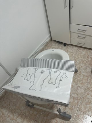 Bañera bebé Brevi poco uso el cambiador se rueda