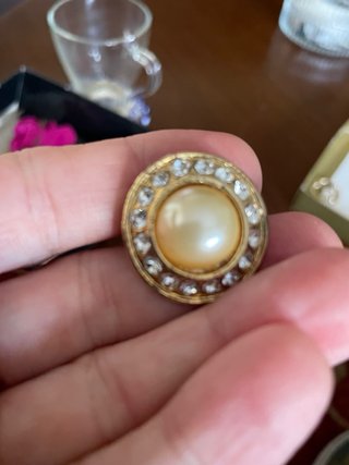 Broche con piedras moradas y transparentes, etc...