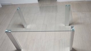Mesa de cristal con patas metálicas