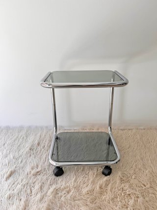 CAMARERA CROMADA CON VIDRIO AHUMADO, AÑOS 70