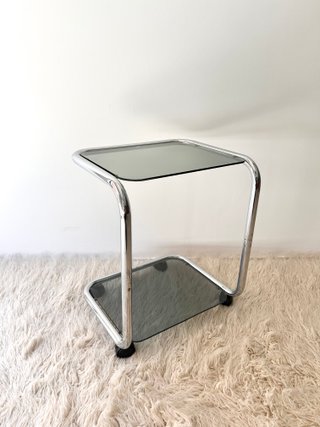 CAMARERA CROMADA CON VIDRIO AHUMADO, AÑOS 70