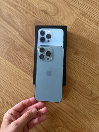 IPhone 13 Pro Apple color azul alpino.