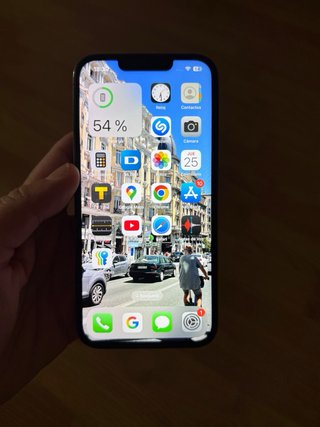 IPhone 13 Pro Apple color azul alpino.