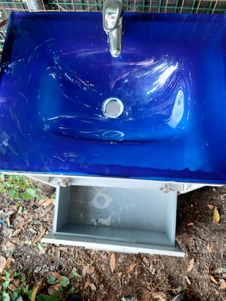Lavabo azul.transparente.kon grifo.