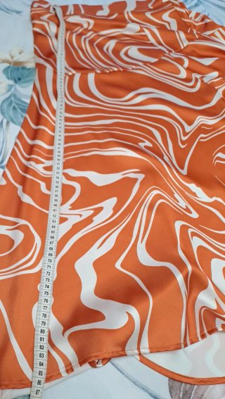 Falda midi satén naranja y blanco