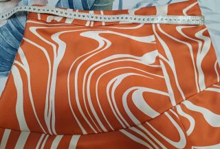 Falda midi satén naranja y blanco