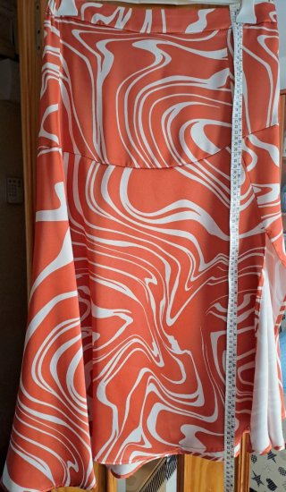 Falda midi satén naranja y blanco
