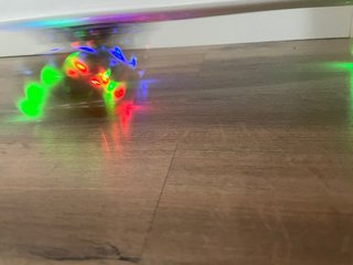 Telescopio blanco con trípode y 2 patinetes